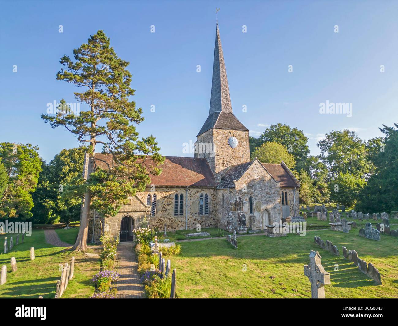 Aus der Vogelperspektive der St. giles Pfarrkirche in horsted keynes in West sussex Stockfoto
