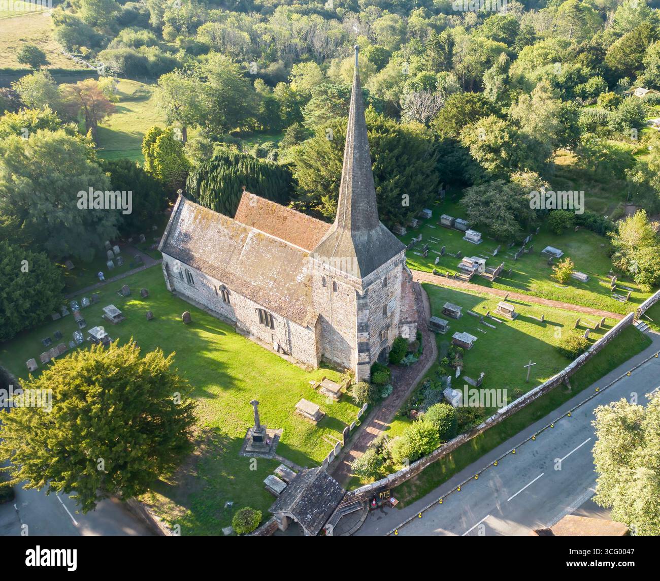 Luftaufnahme der denkmalgeschützten St. margarets Pfarrkirche im Westen von sussex aus dem 11. Jahrhundert Stockfoto