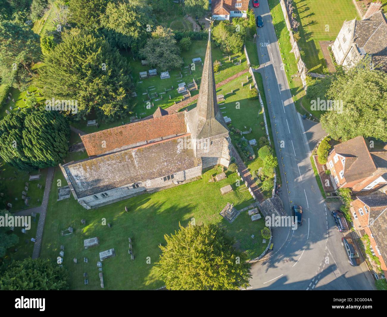 Luftaufnahme der denkmalgeschützten St. margarets Pfarrkirche im Westen von sussex aus dem 11. Jahrhundert Stockfoto