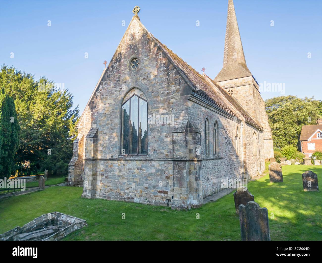 Luftaufnahme der denkmalgeschützten St. margarets Pfarrkirche im Westen von sussex aus dem 11. Jahrhundert Stockfoto