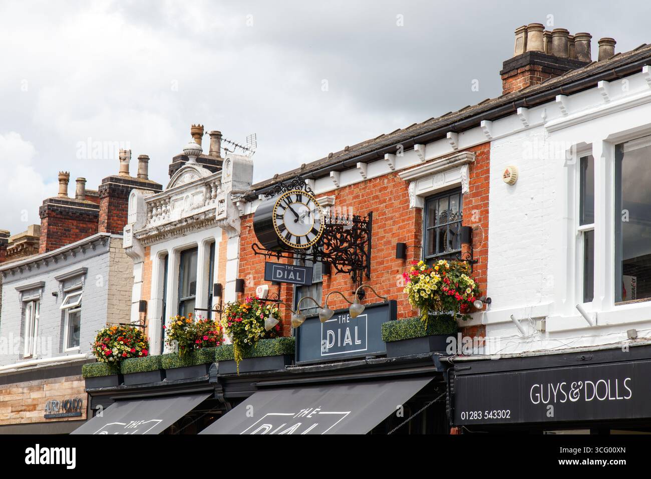 Eine Uhr mit römischen Zahlen in Burton auf Trent Stockfoto