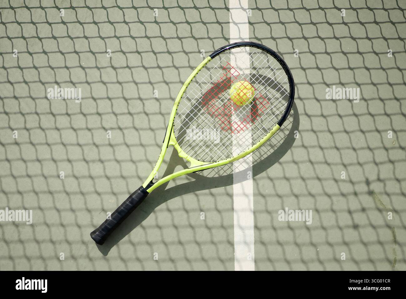 Mann, der einen Tennisschläger auf dem Platz in Riad, Saudi-Arabien hält, der Sport, Erholung und gesunden Lebensstil repräsentiert. Stockfoto