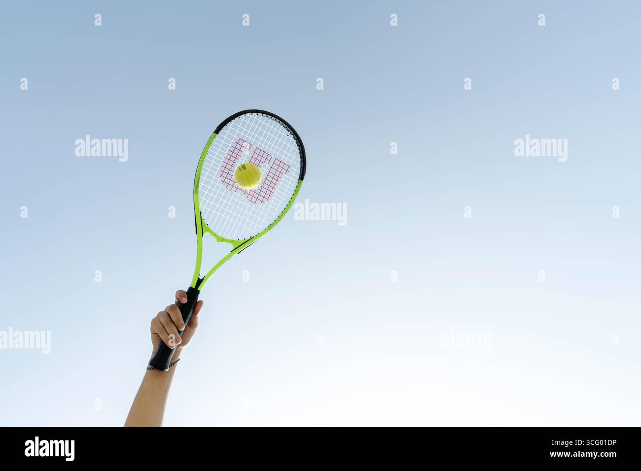 Mann, der einen Tennisschläger auf dem Platz in Riad, Saudi-Arabien hält, der Sport, Erholung und gesunden Lebensstil repräsentiert. Stockfoto