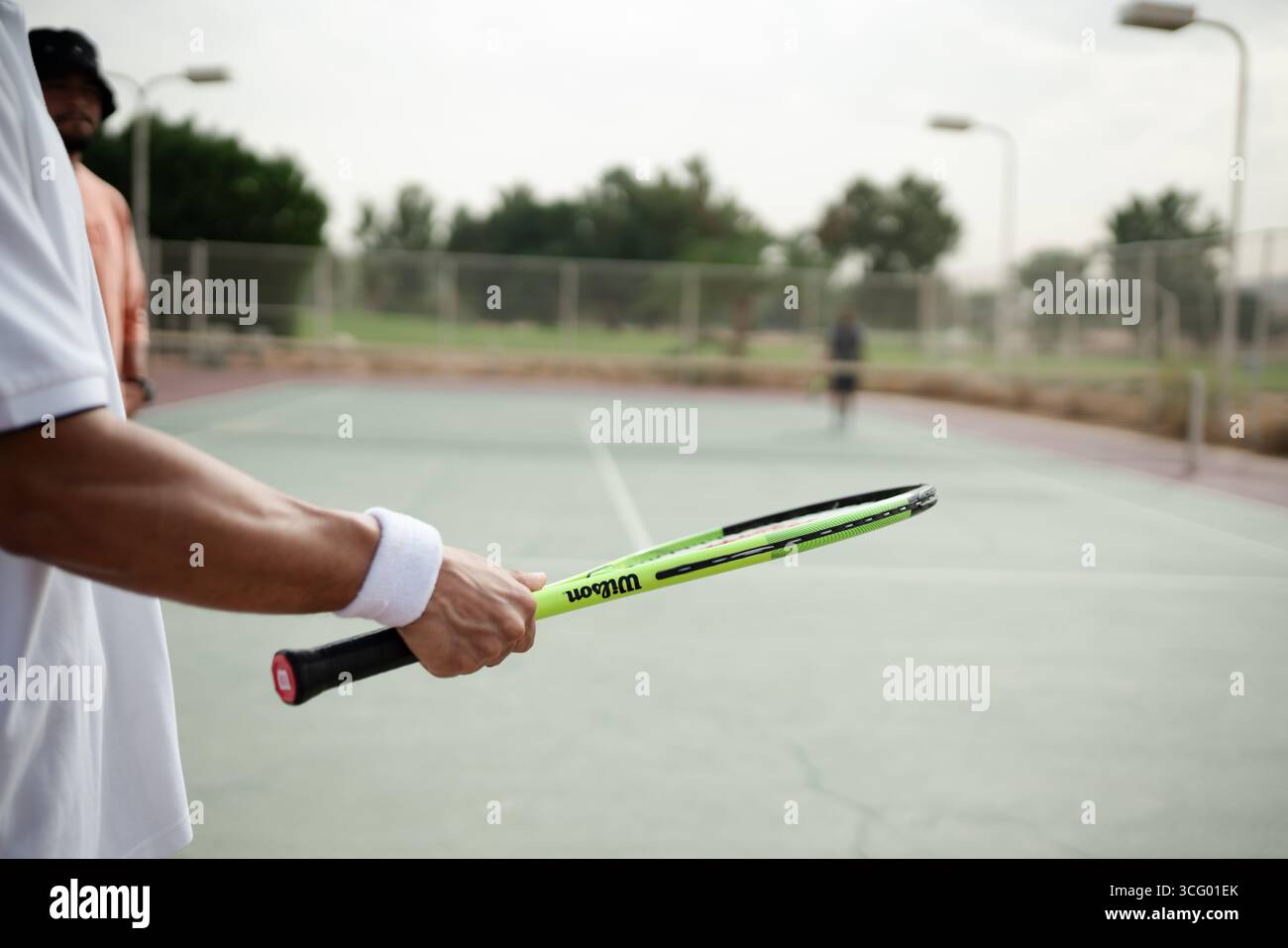 Mann, der einen Tennisschläger auf dem Platz in Riad, Saudi-Arabien hält, der Sport, Erholung und gesunden Lebensstil repräsentiert. Stockfoto