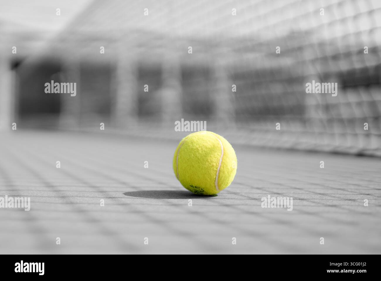 Tennisplatz mit Schläger auf dem Platz in Riad, Saudi-Arabien, mit Sportausrüstung und Spielfläche im Freien. Stockfoto