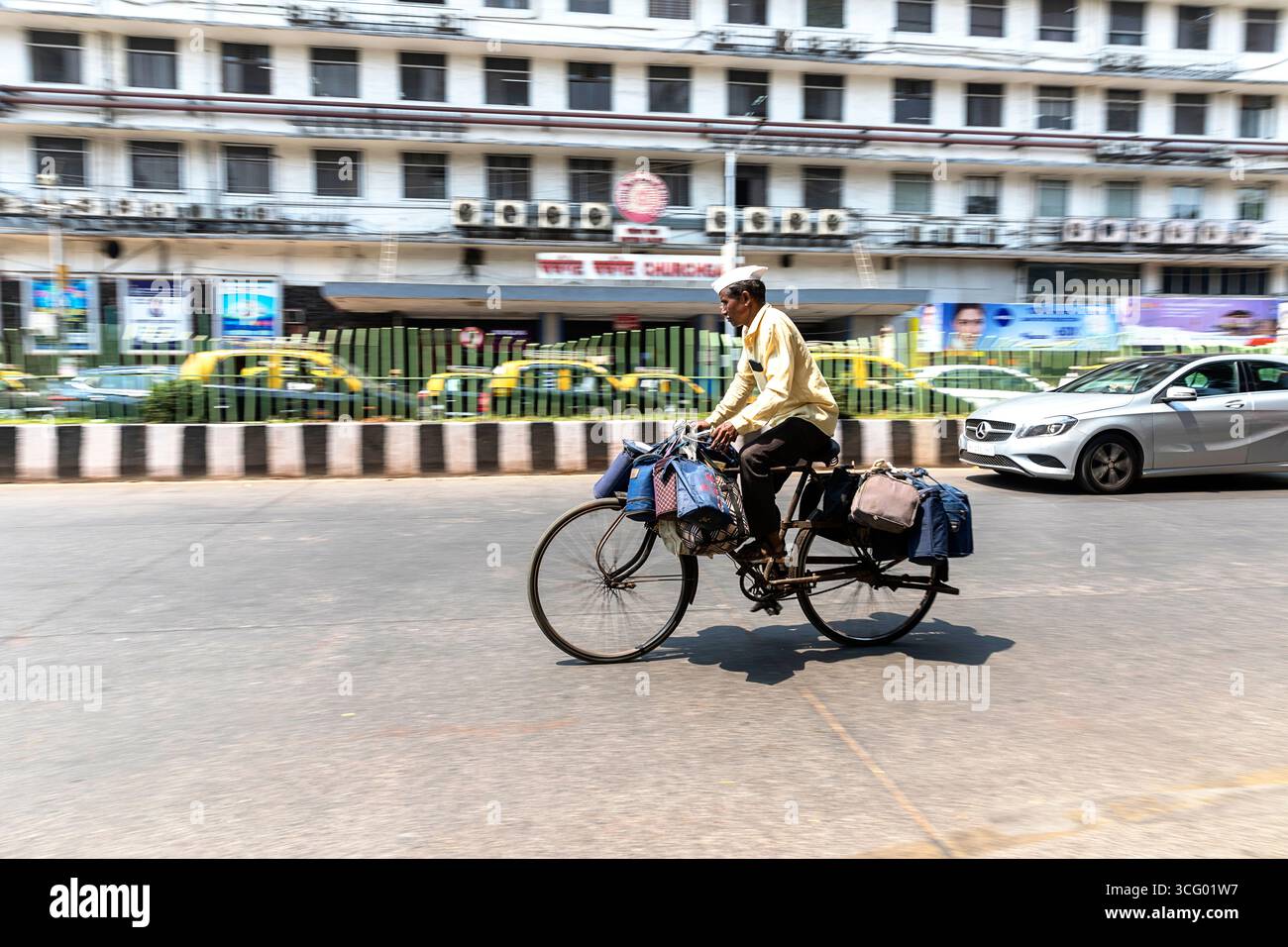 Mumbai Liefermänner, traditionelles Dabbawala, effizienter Mitarbeiter des Lieferservice für Lunchbox, Lieferung von Lunchbox mit Fahrrädern an Büros in Mumbai, Indien Stockfoto