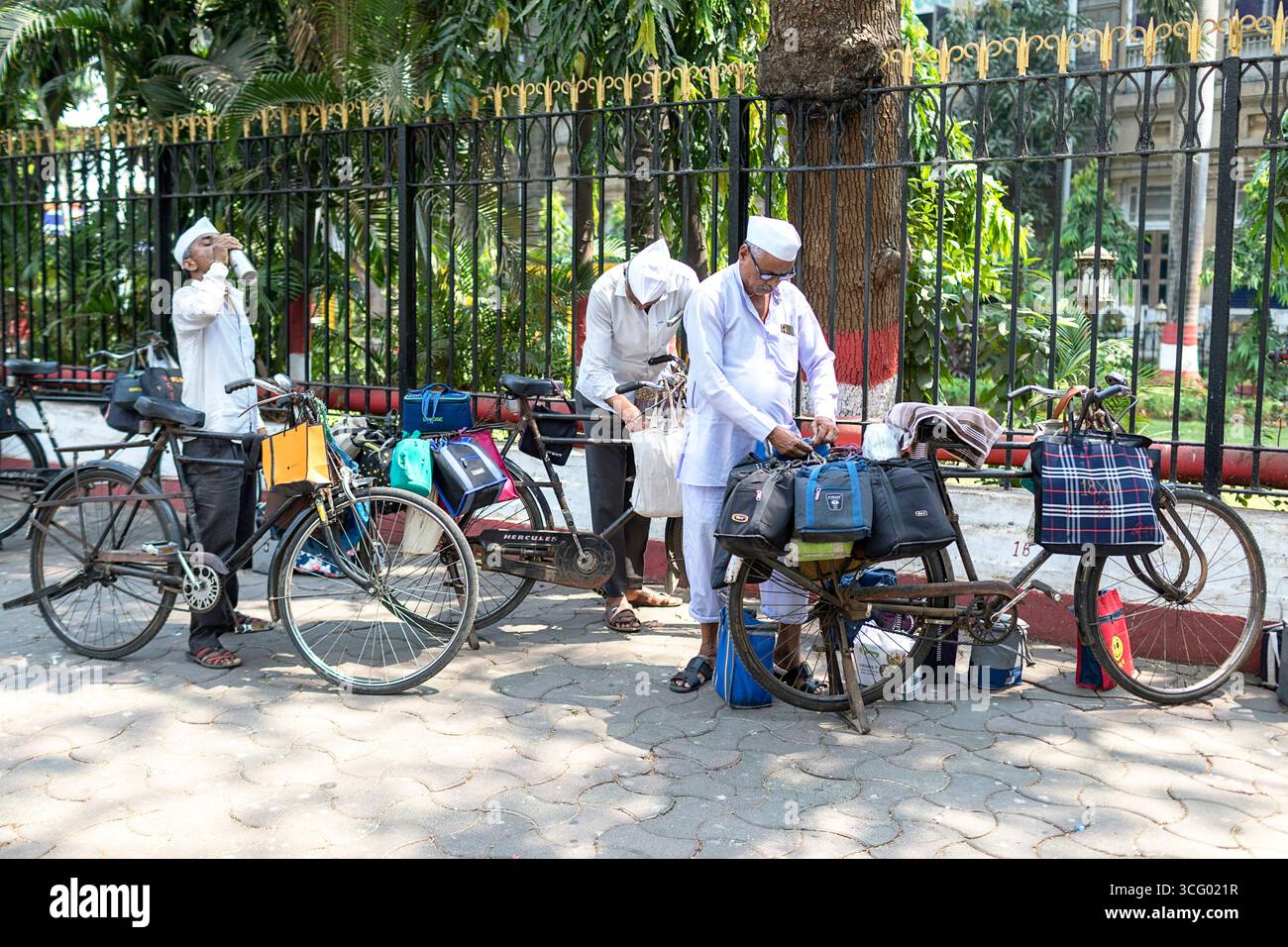 Mumbai Liefermänner, traditionelles Dabbawala, hocheffizienter Mitarbeiter des Lieferservice für Lunchbox, Vorbereitung der Lunchbox für die Lieferung, Mumbai, Indien Stockfoto