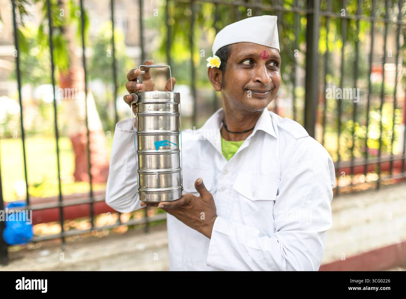 Mumbai Liefermänner, traditionelles Dabbawala, effizienter Mitarbeiter des Lunchbox Lieferservice, hausgemachte Mahlzeiten in Metall-Tiffin-Carrier, mumbai, indien Stockfoto
