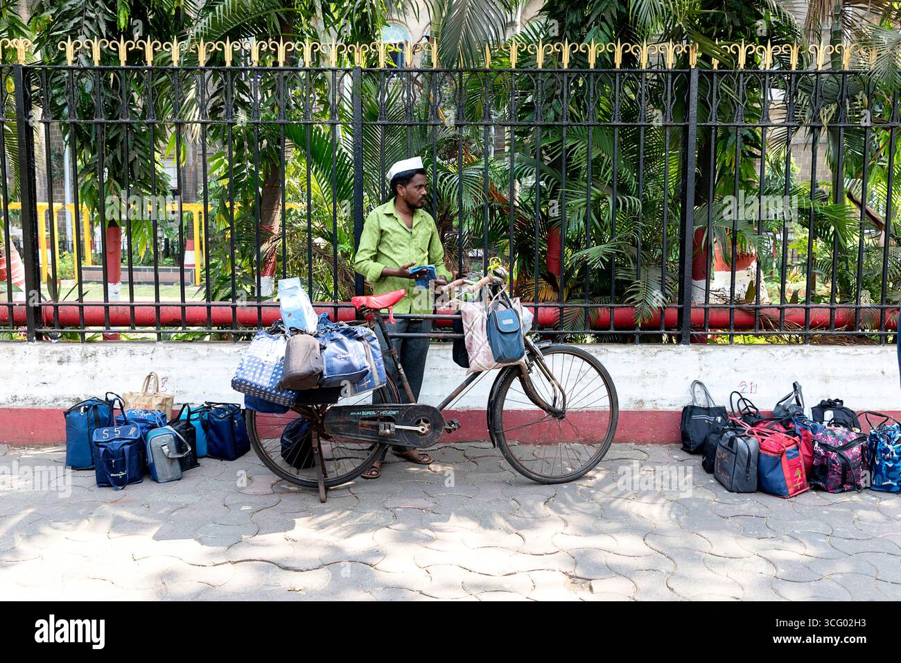 Mumbai Liefermänner, traditionelles Dabbawala, hocheffizienter Mitarbeiter des Lieferservice für Lunchbox, Vorbereitung der Lunchbox für die Lieferung, Mumbai, Indien Stockfoto