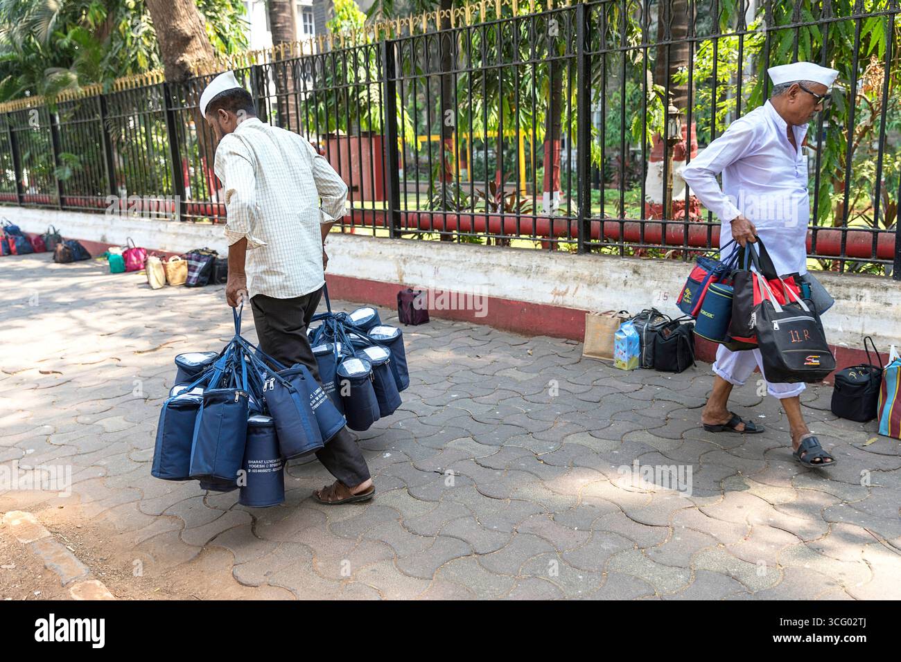 Mumbai Liefermänner, traditionelles Dabbawala, hocheffizienter Mitarbeiter des Lieferservice für Lunchbox, Vorbereitung von Lunchboxen für die Lieferung, Mumbai, Indien Stockfoto