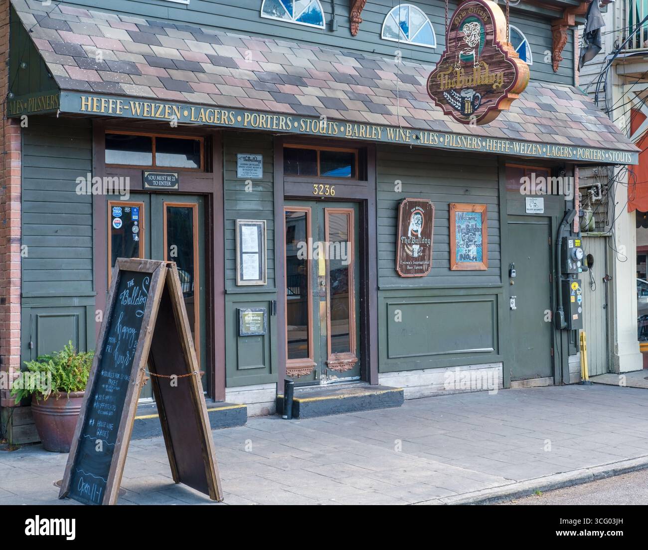 Die Bulldog Bar in der Magazine Street im Garden District am 22. Juni 2022 in New Orleans, LA, USA Stockfoto