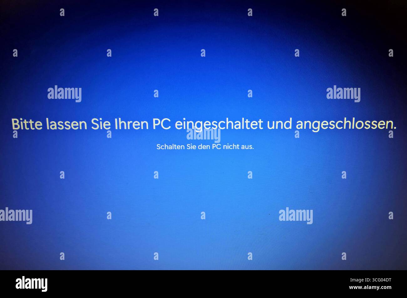 Microsoft Windows 11 Pro. PC-Update. Text am Bildschirm: Bitte lassen Sie Ihren PC eingeschaltet und angeschlossen. Schalten Sie den PC nicht aus *** Microsoft Windows 11 Pro PC Update Text auf dem Bildschirm Bitte lassen Sie Ihren PC eingeschaltet und angeschlossen Schalten Sie den PC nicht aus Stockfoto