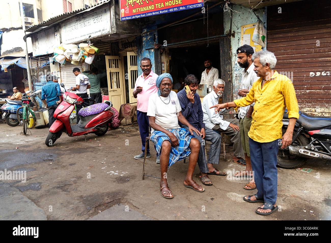 In einem der Ghats von Mumba in Indien sitzen und miteinander reden Stockfoto