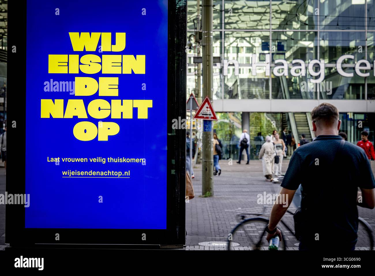 DIE HAAG – die Spendenaktion zur Verbreitung der Botschaft „Wir fordern die Nacht, lassen Frauen sicher nach Hause kommen“ in den Niederlanden hat 400 000 € überschritten. Der Appell wird nun nicht nur auf Masten entlang der Autobahnen, sondern auch auf digitalen Bildschirmen in Städten und Städten für längere Zeit gezeigt. ANP /HOLLANDSE HOOGTE /ROBIN UTRECHT niederlande Out - belgien Out Stockfoto