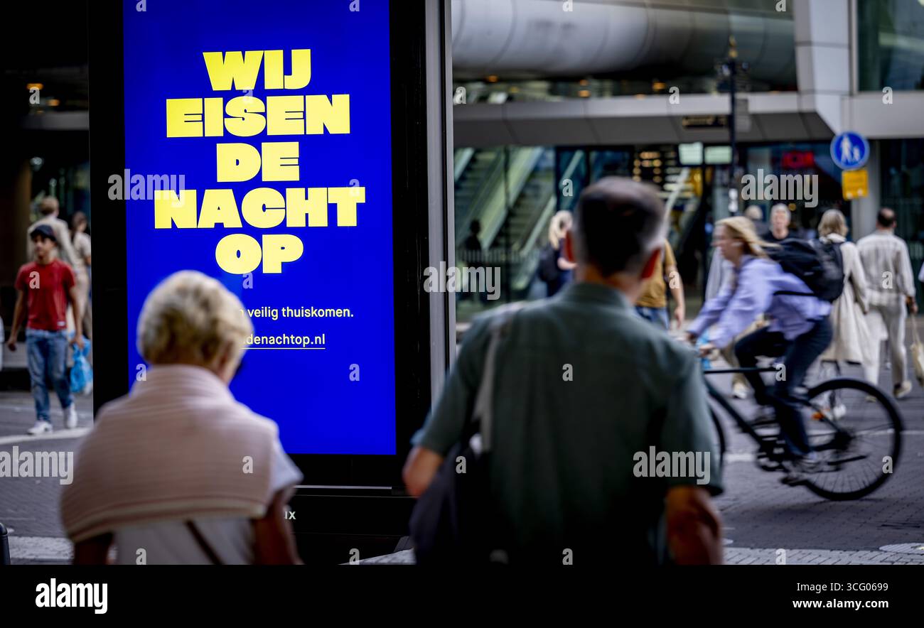 DIE HAAG – die Spendenaktion zur Verbreitung der Botschaft „Wir fordern die Nacht, lassen Frauen sicher nach Hause kommen“ in den Niederlanden hat 400 000 € überschritten. Der Appell wird nun nicht nur auf Masten entlang der Autobahnen, sondern auch auf digitalen Bildschirmen in Städten und Städten für längere Zeit gezeigt. ANP /HOLLANDSE HOOGTE /ROBIN UTRECHT niederlande Out - belgien Out Stockfoto