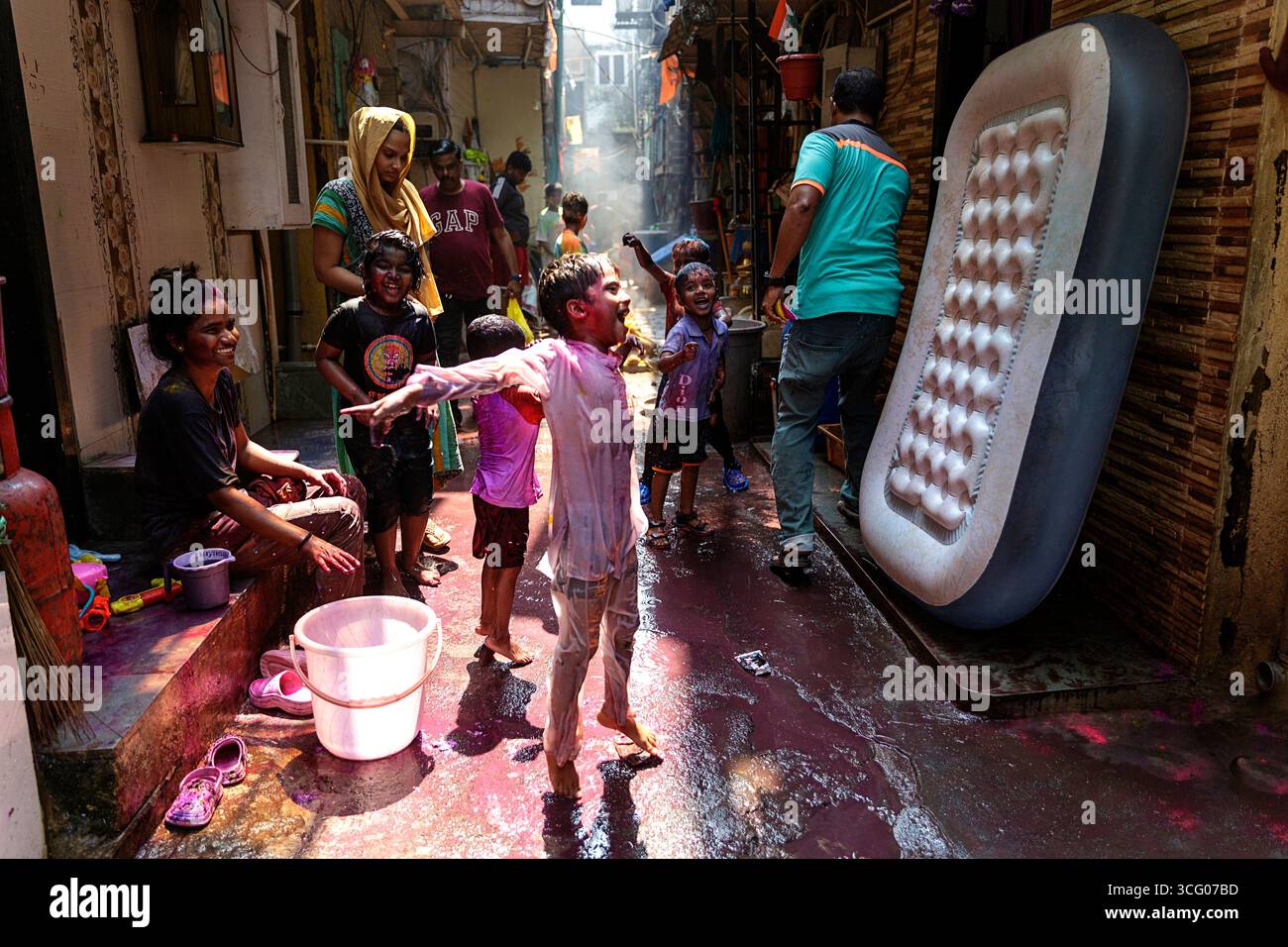 Kinder im armen Viertel von Colaba, Mumbai, Indien, feiern Holi, das Farbenfest. Stockfoto