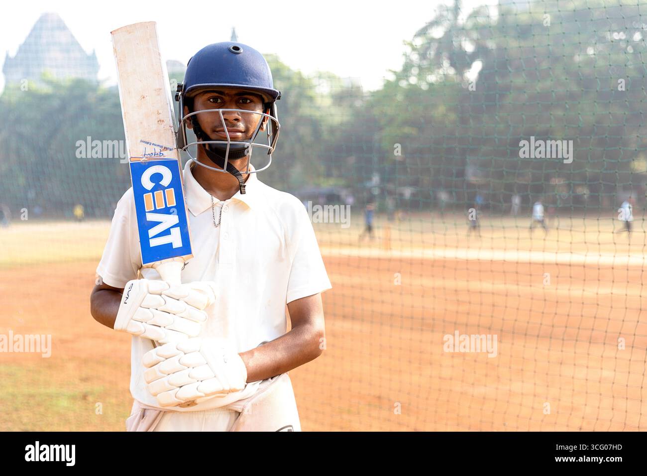 Teenager trainieren Cricket an einem sonnigen Morgen im Oval Maidan Park in Bombay, Mumbai Indien Stockfoto