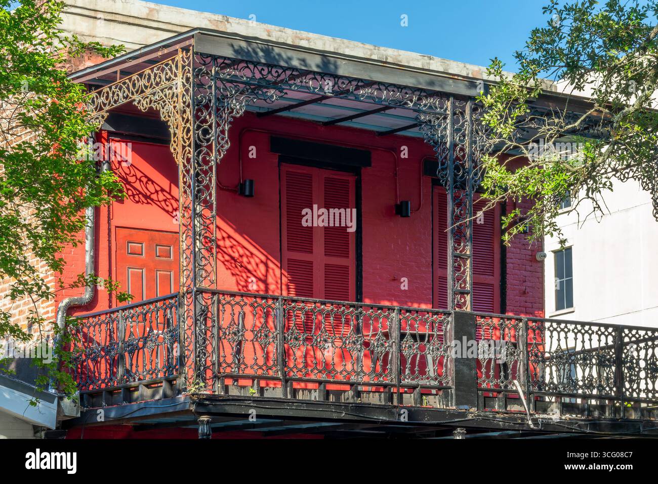 Balkone mit aufwändigen Schmiedearbeiten in einem Gebäude in einer Straße des French Quarter, New Orleans Architektur, Louisiana Stockfoto