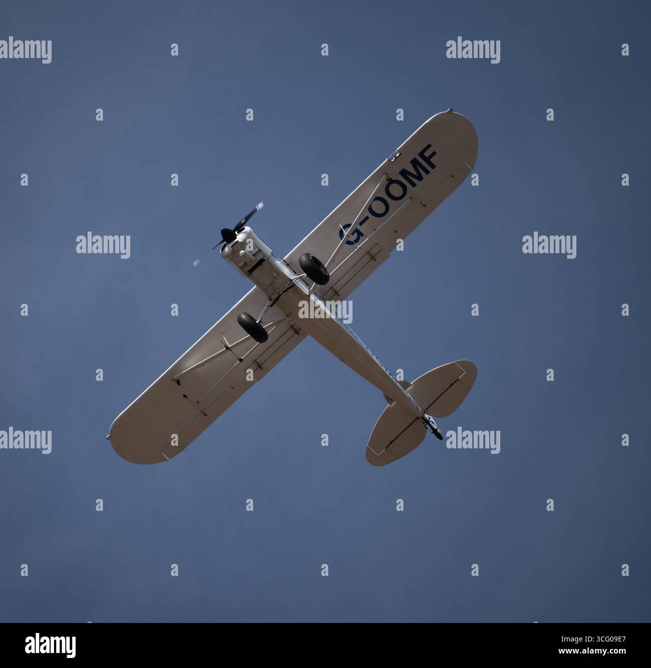 Piper PA Super Cub -18-150 am Flugplatz Wellesbourne, Warwickshire, Großbritannien (G-OOMF) Stockfoto