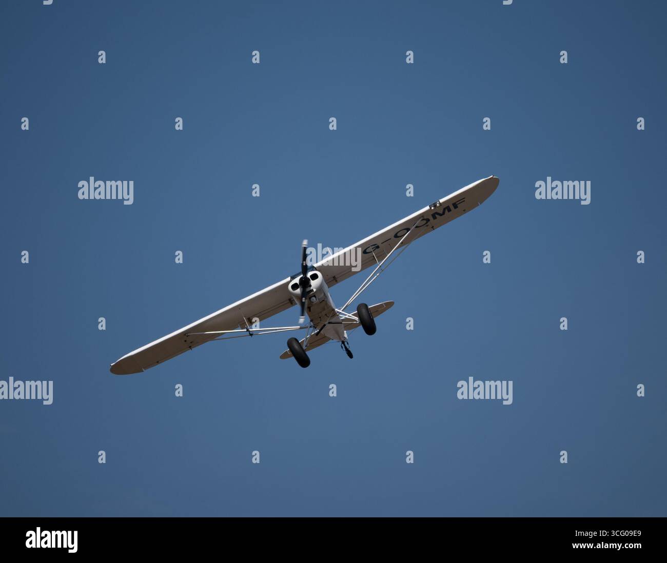 Piper PA Super Cub -18-150 am Flugplatz Wellesbourne, Warwickshire, Großbritannien (G-OOMF) Stockfoto