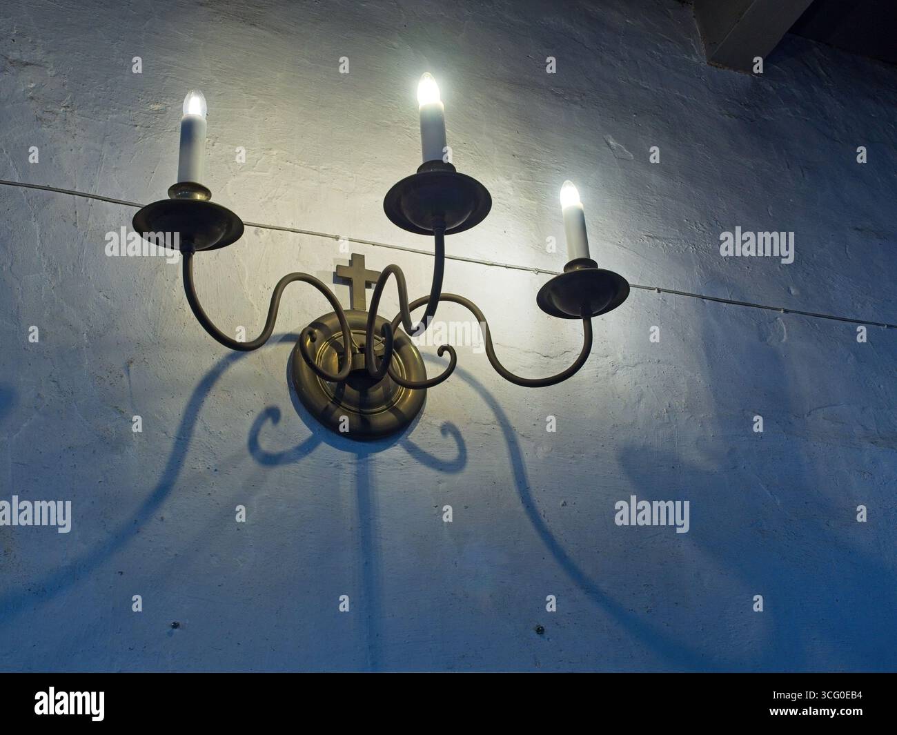 Wandleuchte im Vintage-Stil mit kerzenförmigen LED-Lampen Stockfoto