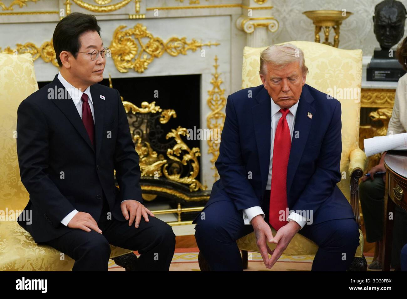 Präsident Donald Trump und der südkoreanische Präsident Lee Jae Myung schauen sich bei einem Treffen im Oval Office des Weißen Hauses in Washington, DC, am Montag, den 25. August 2025 an. Trump hat Südkorea wegen politischer Instabilität in die Luft geworfen und einen potenziell felsigen Besuch des Präsidenten des Landes im Weißen Haus vorgeworfen, um sein Rahmenabkommen über Handel und Investitionen mit den USA zu diskutieren. Foto: Al Drago/UPI Stockfoto