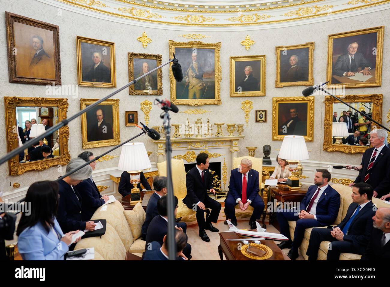 Präsident Donald Trump und der südkoreanische Präsident Lee Jae Myung schauen sich bei einem Treffen im Oval Office des Weißen Hauses in Washington, DC, am Montag, den 25. August 2025 an. Trump hat Südkorea wegen politischer Instabilität in die Luft geworfen und einen potenziell felsigen Besuch des Präsidenten des Landes im Weißen Haus vorgeworfen, um sein Rahmenabkommen über Handel und Investitionen mit den USA zu diskutieren. Foto: Al Drago/UPI Stockfoto