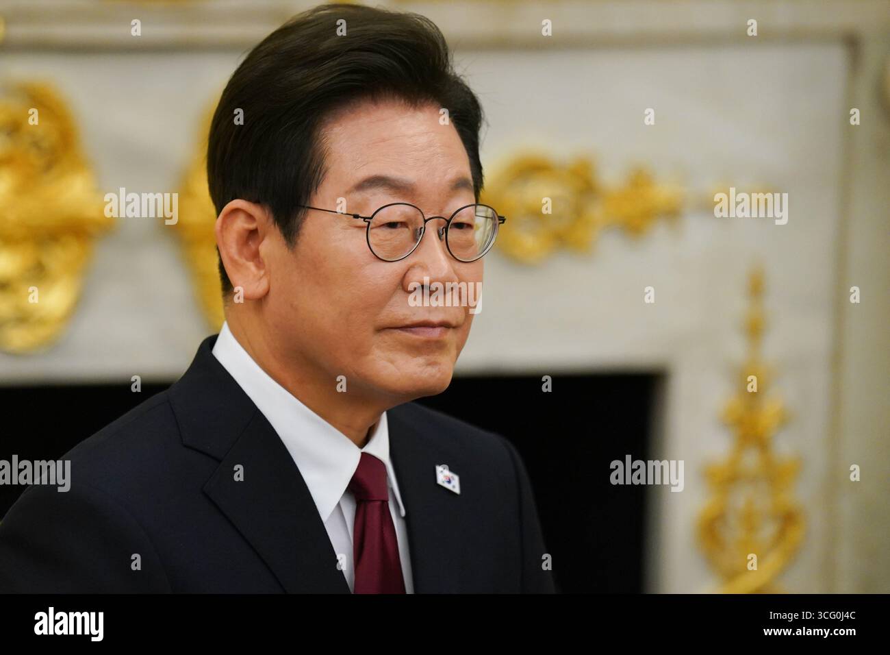 Der südkoreanische Präsident Lee Jae Myung sieht bei einem Treffen mit Präsident Donald Trump im Oval Office des Weißen Hauses in Washington, DC, am Montag, den 25. August 2025 zu. Trump hat Südkorea wegen politischer Instabilität in die Luft geworfen und einen potenziell felsigen Besuch des Präsidenten des Landes im Weißen Haus vorgeworfen, um sein Rahmenabkommen über Handel und Investitionen mit den USA zu diskutieren. Foto: Al Drago/UPI Stockfoto