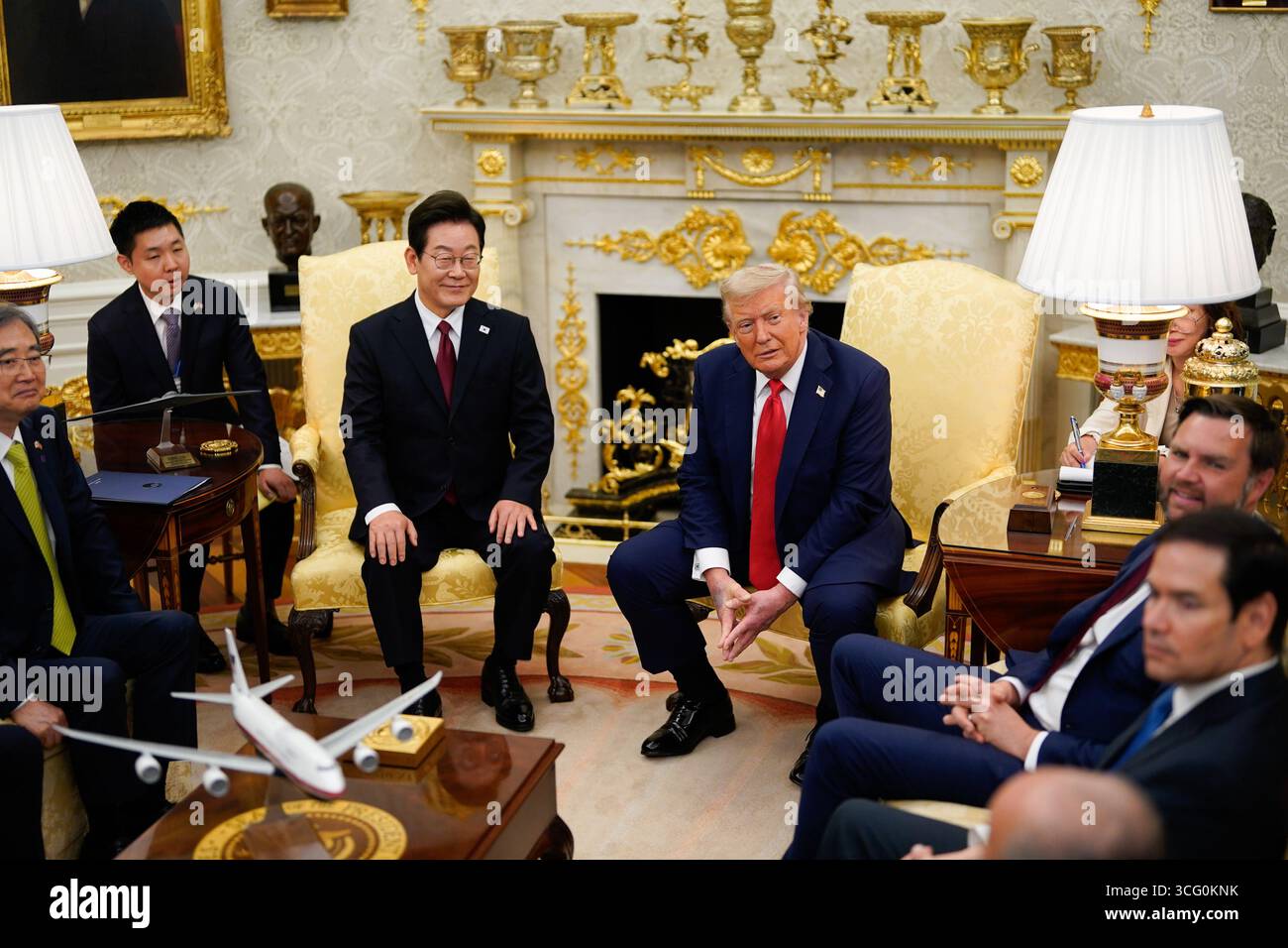 Präsident Donald Trump und der südkoreanische Präsident Lee Jae Myung schauen sich bei einem Treffen im Oval Office des Weißen Hauses in Washington, DC, am Montag, den 25. August 2025 an. Trump hat Südkorea wegen politischer Instabilität in die Luft geworfen und einen potenziell felsigen Besuch des Präsidenten des Landes im Weißen Haus vorgeworfen, um sein Rahmenabkommen über Handel und Investitionen mit den USA zu diskutieren. Foto: Al Drago/UPI Stockfoto