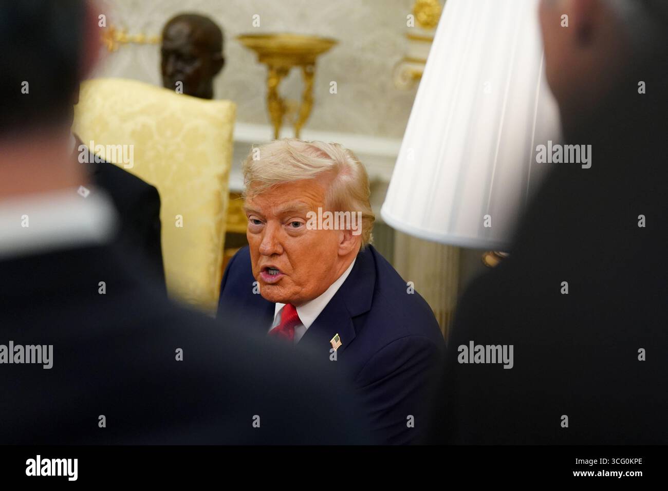 Präsident Donald Trump spricht während eines Treffens mit dem südkoreanischen Präsidenten Lee Jae Myung im Oval Office des Weißen Hauses in Washington, DC am Montag, den 25. August 2025. Trump hat Südkorea wegen politischer Instabilität in die Luft geworfen und einen potenziell felsigen Besuch des Präsidenten des Landes im Weißen Haus vorgeworfen, um sein Rahmenabkommen über Handel und Investitionen mit den USA zu diskutieren. Foto: Al Drago/UPI Stockfoto