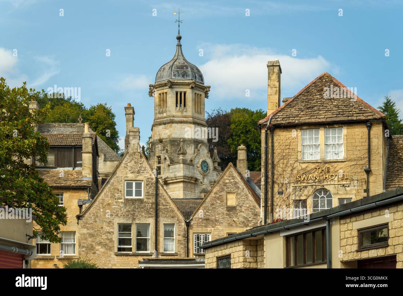 Bradford on Avon, Wiltshire - das ehemalige Rathaus, heute eine katholische Kirche, dominiert die Skyline über dem Swan Hotel in Bradford on Avon. Stockfoto