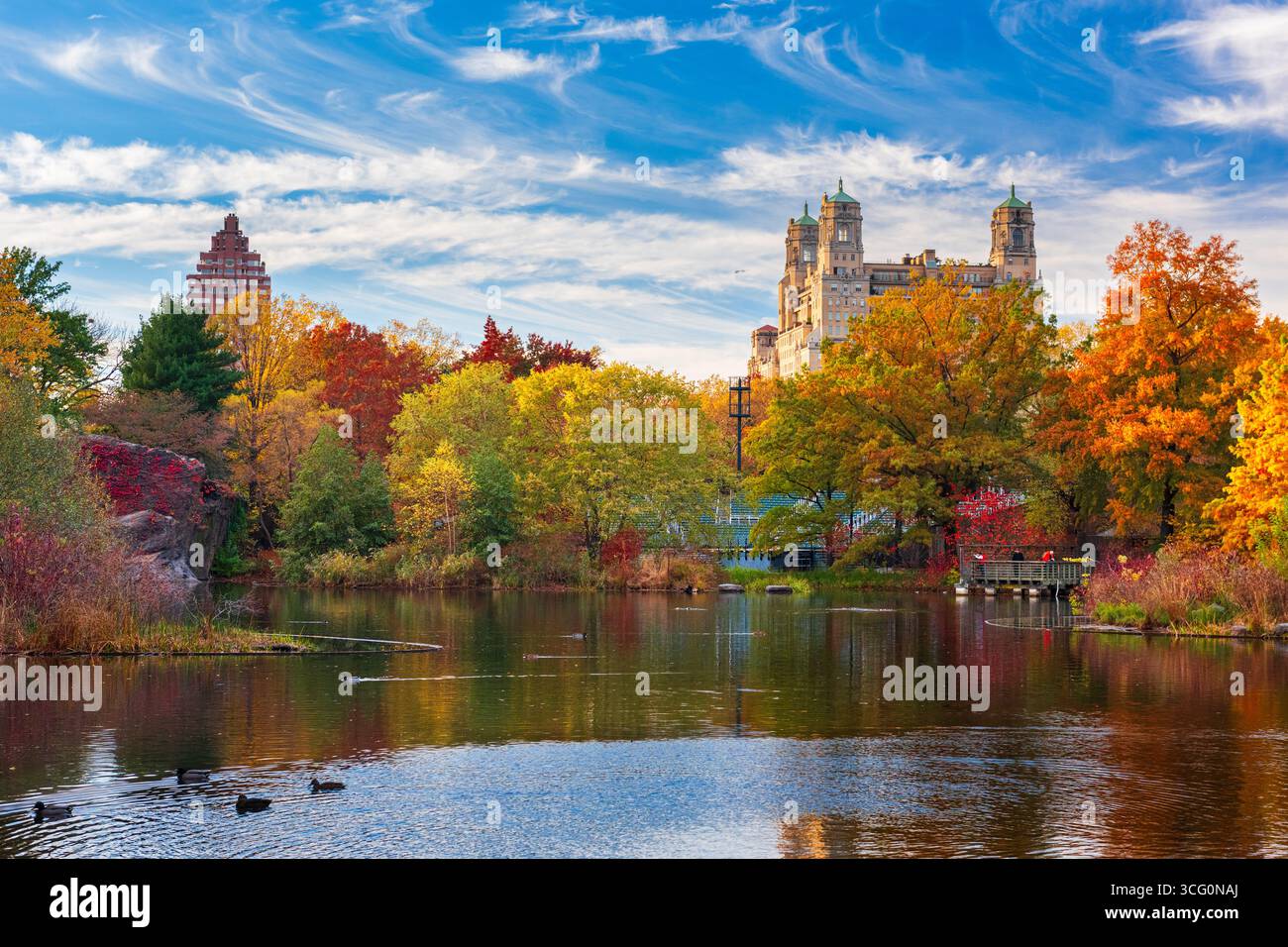 New York, New York, USA rund um den Central Park in der Herbstsaison. Stockfoto