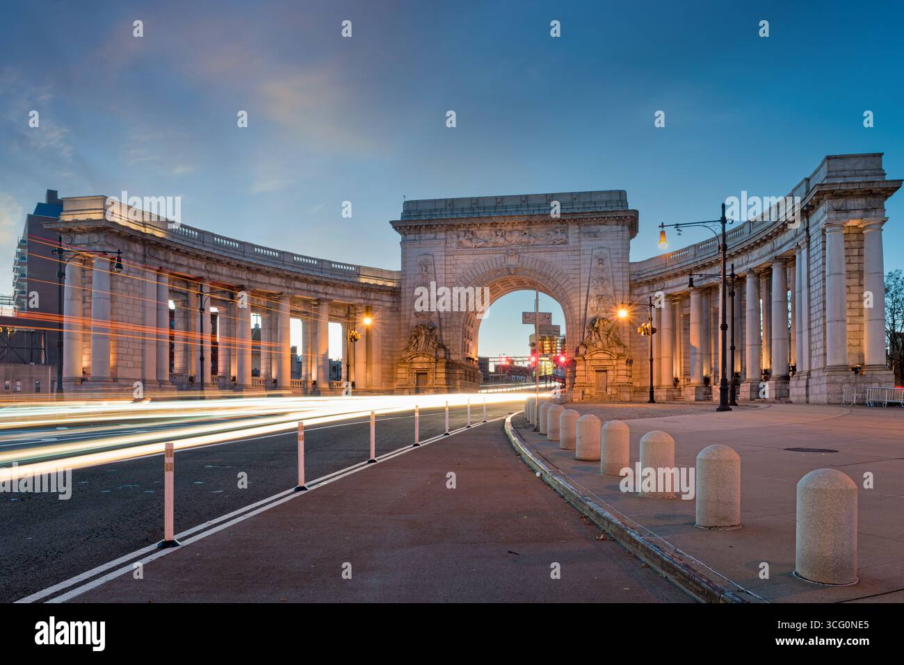 New York, New York, USA am Manhattan Bridge Arch in der Dämmerung. Stockfoto