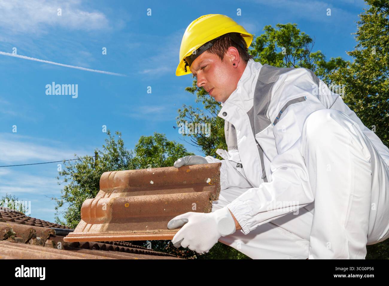 Bayern, Deutschland 25. August 2025: Ein Handwerker, der Ziegelsteine legt, ist ein Symbol für die oft unterschätzte körperliche Belastung und anspruchsvolle Arbeitsbedingungen im Handwerk. *** Ein Hanwerker bei der Montage von Ziegeln Symbol für die körperliche Belastung und die anspruchsvollen Arbeitsbedingungen im Handwerk, die oft unterschätzt werden. Stockfoto