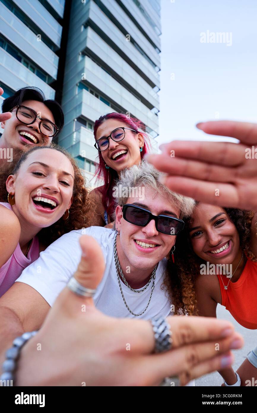 Gruppe glücklicher junger Freunde, die ein Selfie machen und vor der Kamera Gesten machen. Stockfoto