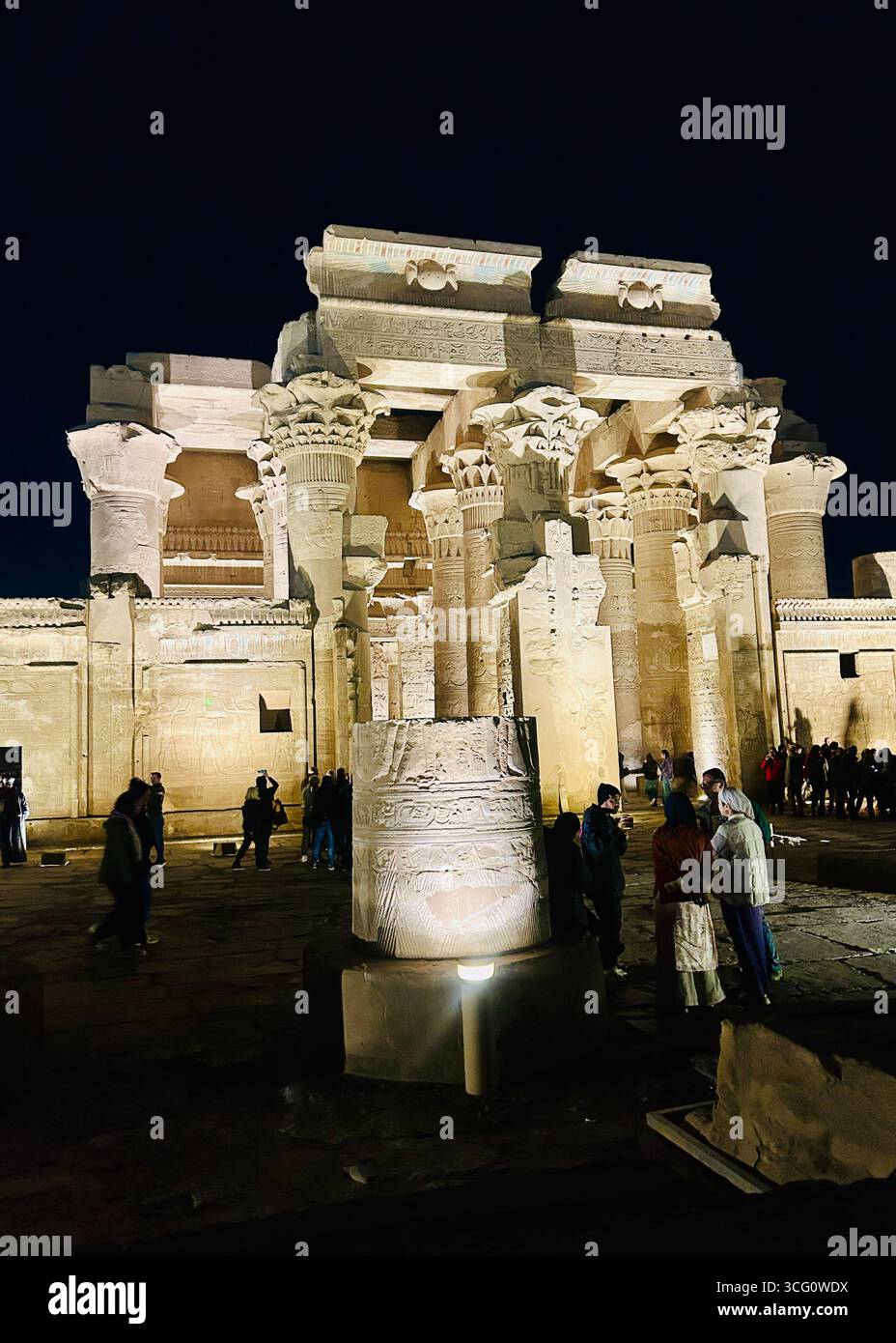 KOM Ombo, Ägypten - 8. Februar 2025: Nächtlicher Blick auf den Tempel von KOM Ombo, ein ptolemäischer Doppeltempel, der Sobek und Horus dem Älteren gewidmet ist. Stockfoto