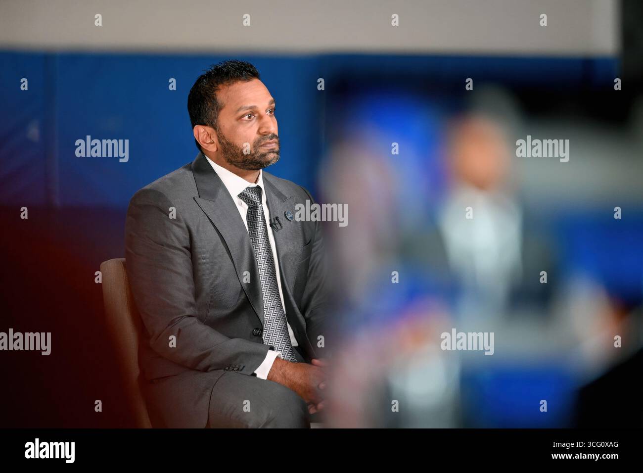 Washington, Usa. Juni 2025. FBI-Direktor Kash Patel, links, hört eine Frage während eines Interviews mit Fox News-Anchor Brett Baier, 8. Juni 2025 in Washington, D.C. Credit: FBI Photo/Federal Bureau of Investigation/Alamy Live News Stockfoto