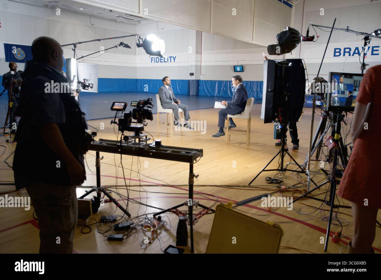 Washington, Usa. Juni 2025. FBI-Direktor Kash Patel, links, antwortet auf eine Frage während eines Interviews mit Fox News-Anchor Brett Baier, 8. Juni 2025 in Washington, D.C. Credit: FBI Photo/Federal Bureau of Investigation/Alamy Live News Stockfoto