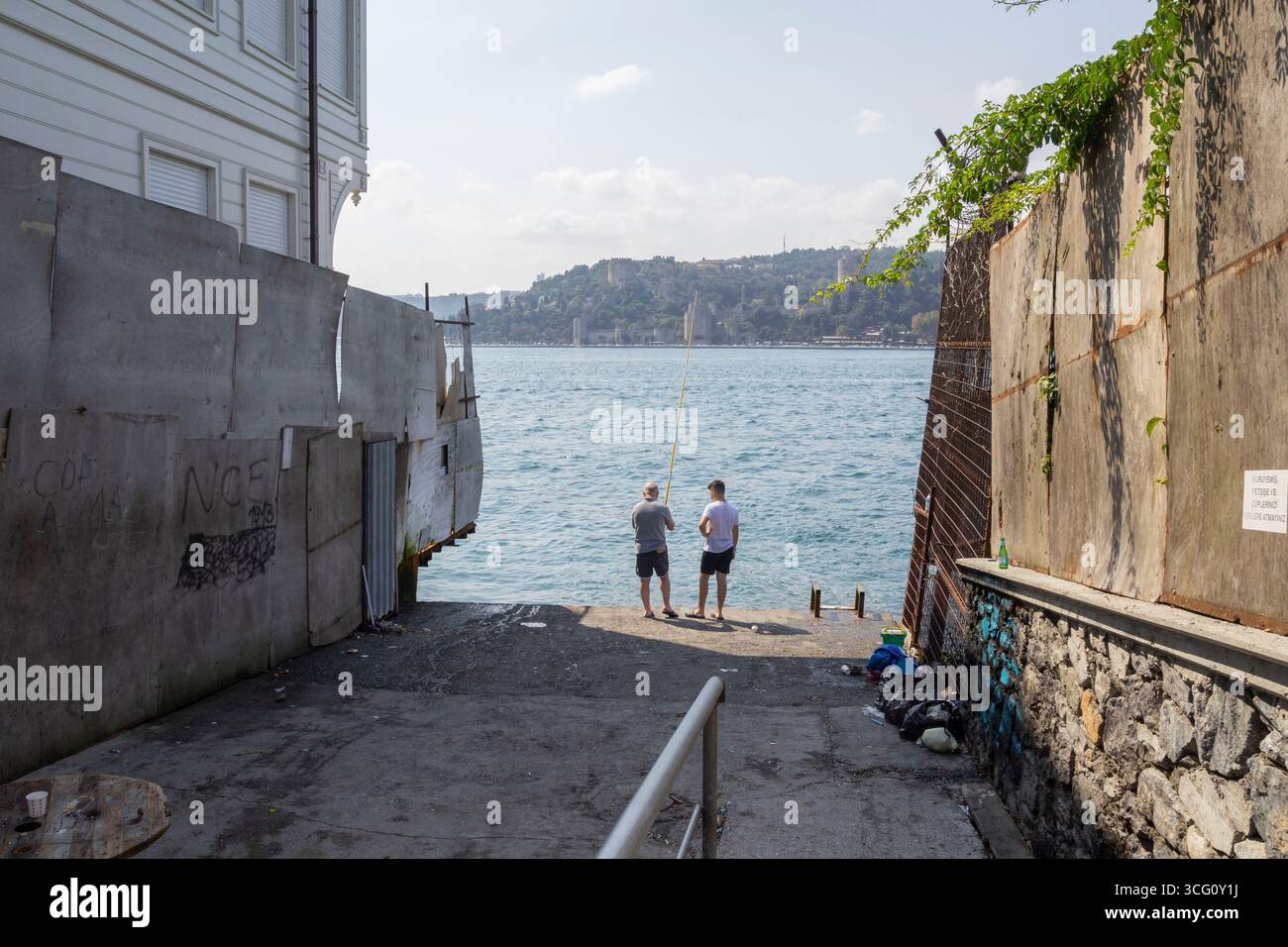 istanbuls städtische Fischerszene mit historischer rumeli-Festung im Hintergrund Stockfoto