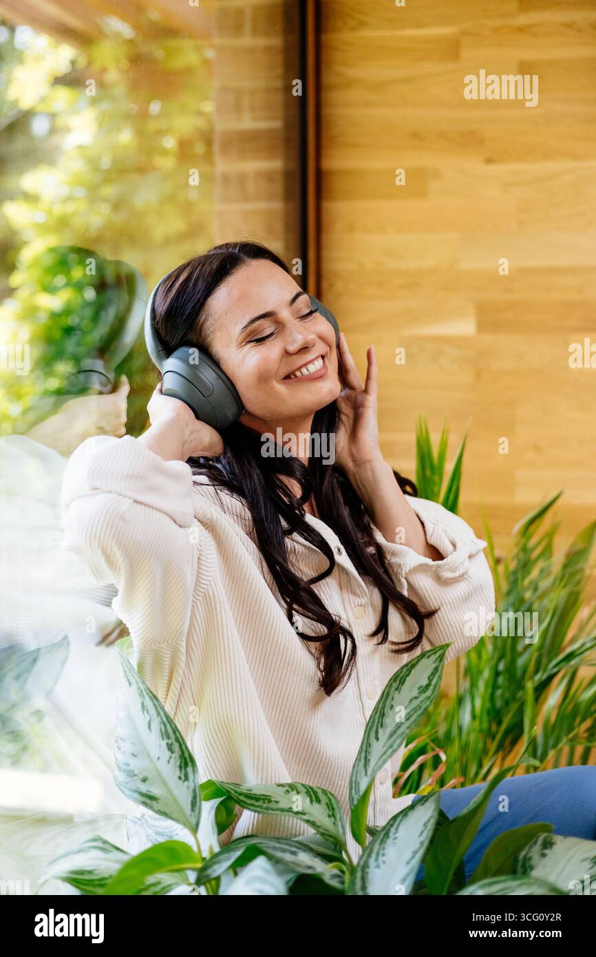 Entspannte Frau, die Freizeit genießt und Musik hört. Stockfoto