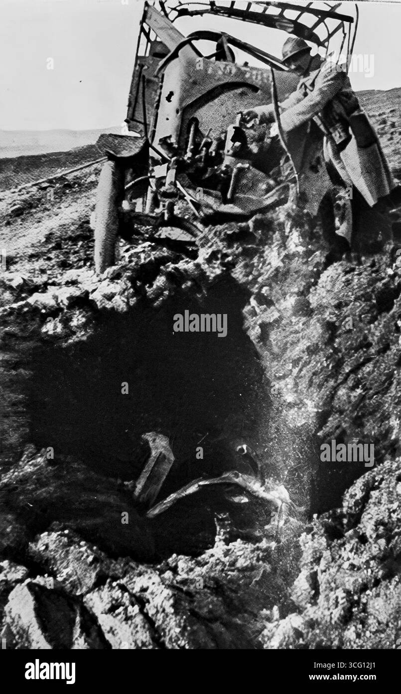 Bild aus L’Illustration, 24. Juni 1916, zeigt einen französischen Armeewagen, der durch eine 210-mm-Hülle in der Nähe von Verdun abgerissen wurde. Der Heizkörper ist in den Krater gefallen, was die enorme Zerstörungskraft der schweren Artillerie während der Schlacht unterstreicht. Solche Fotografien zeigen die ständige Gefahr, der Fahrer ausgesetzt sind, die die Front beliefern, und die Verwundbarkeit der Fahrzeuge, die 1916 auf den zerstörten Straßen von Verdun beschossen wurden. Stockfoto