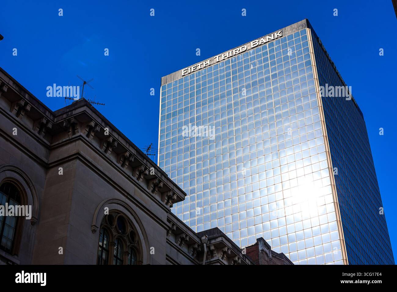 Louisville, Kentucky, USA 25. März 2023: Das Gebäude der Fifth Third Bank in der Innenstadt von Louisville, Kentucky Stockfoto Louisville, Kentucky, USA 25. März 2023: Das Gebäude der Fifth Third Bank in der Innenstadt von Louisville, Kentucky Stockfoto