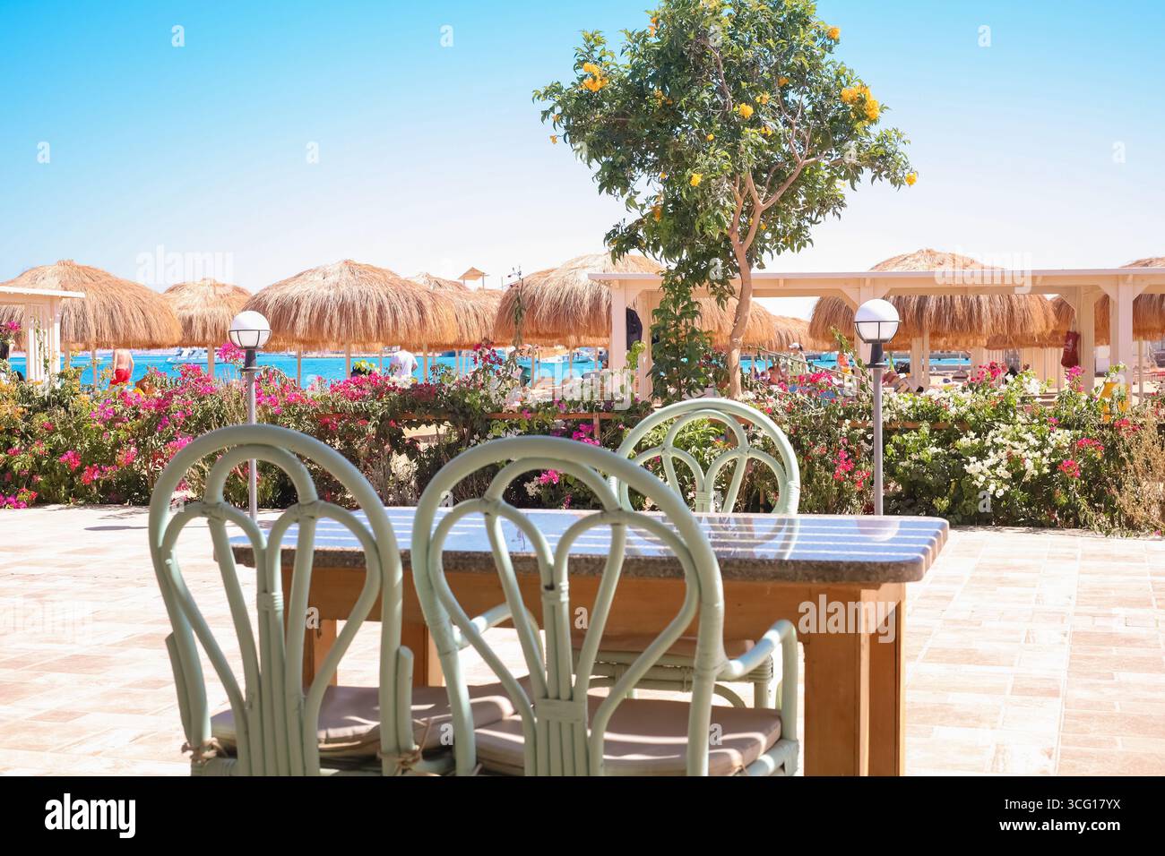 Essbereich im Freien mit Blick auf den Strand. Stockfoto