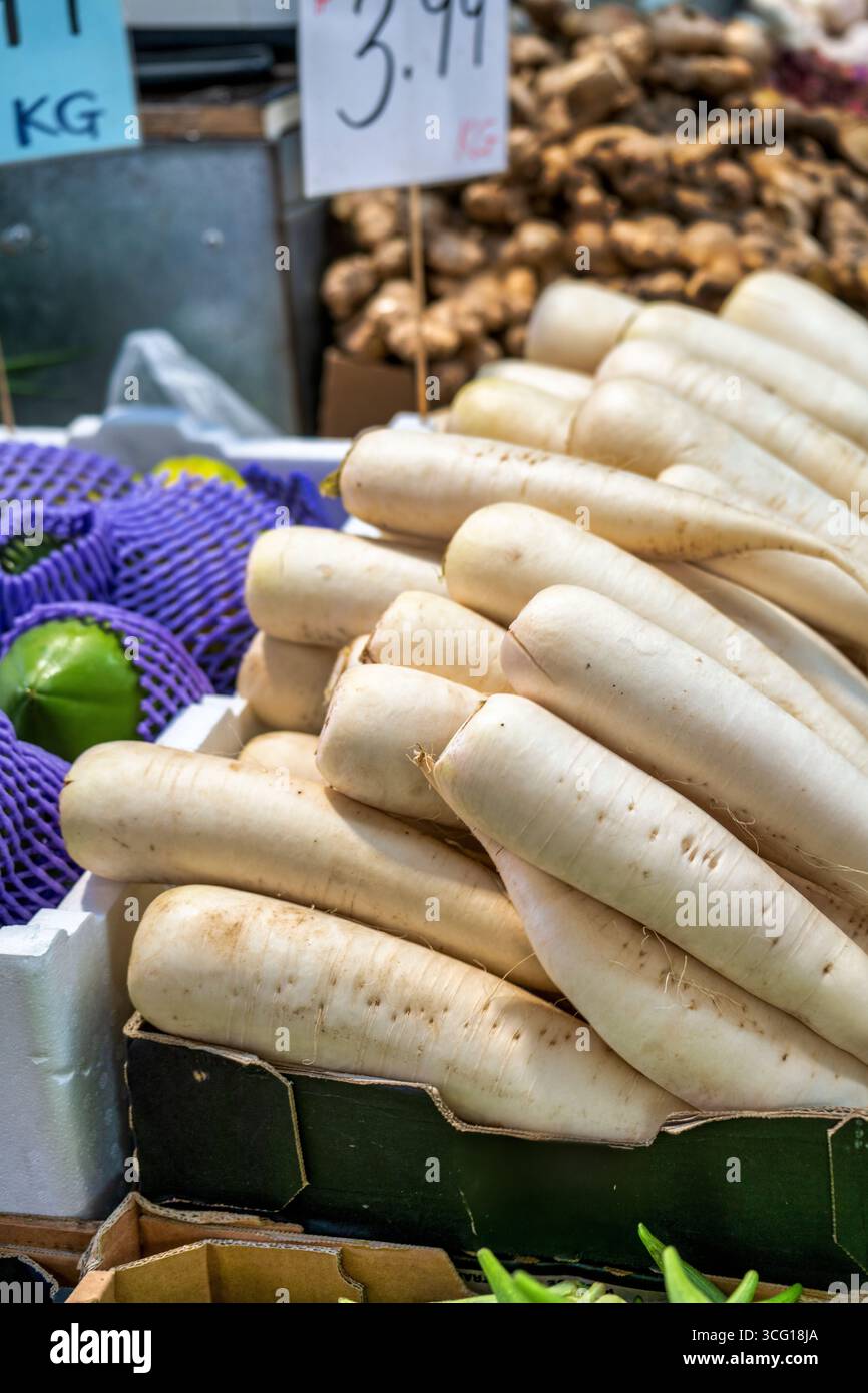 Frische weiße Radieschen werden auf dem Queen Victoria Market in Melbourne, Australien, angeboten. Stockfoto