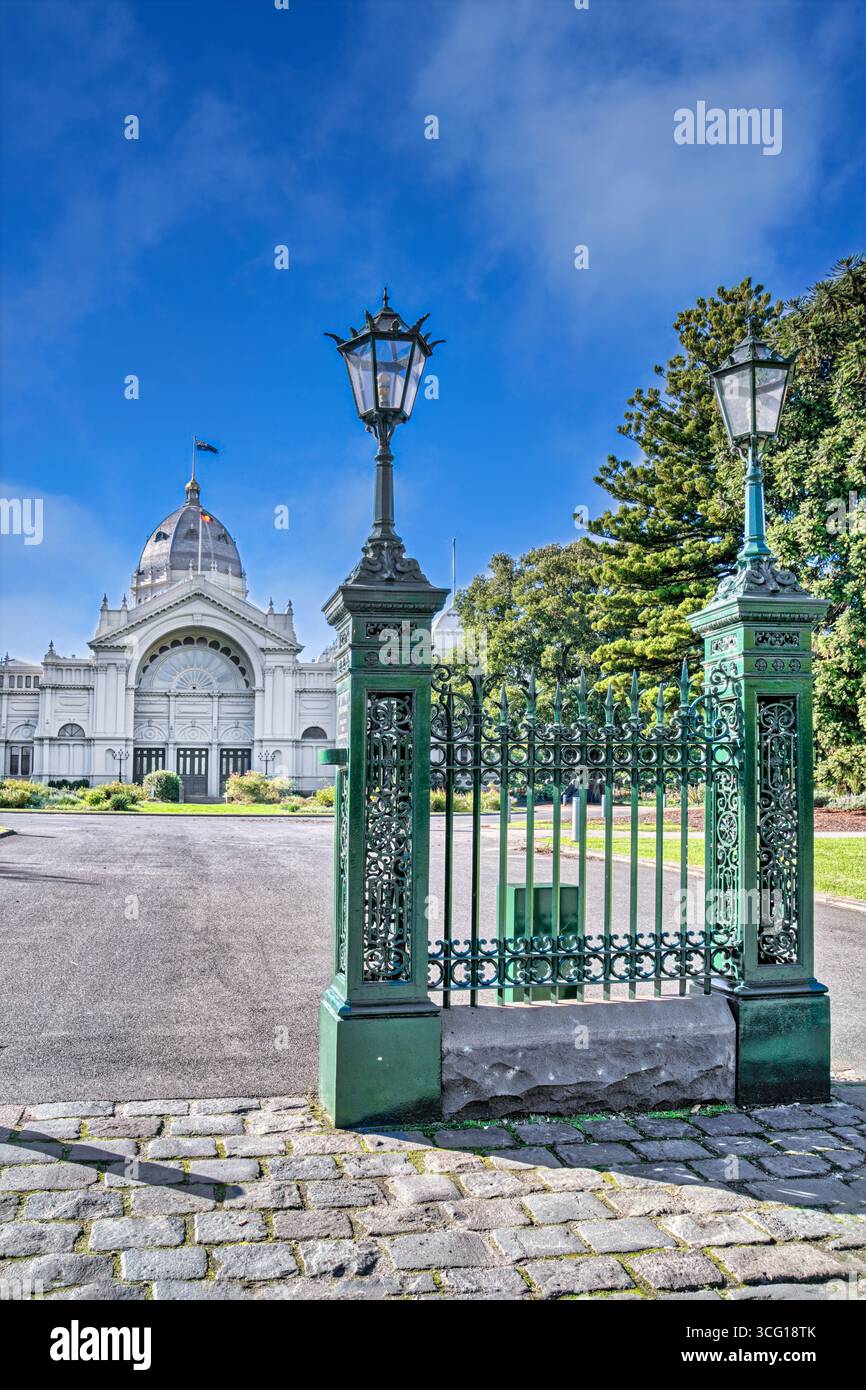Schmiedeeisernes Tor zum Royal Exhibition Building aus dem 19. Jahrhundert in Melbourne, Australien. Stockfoto