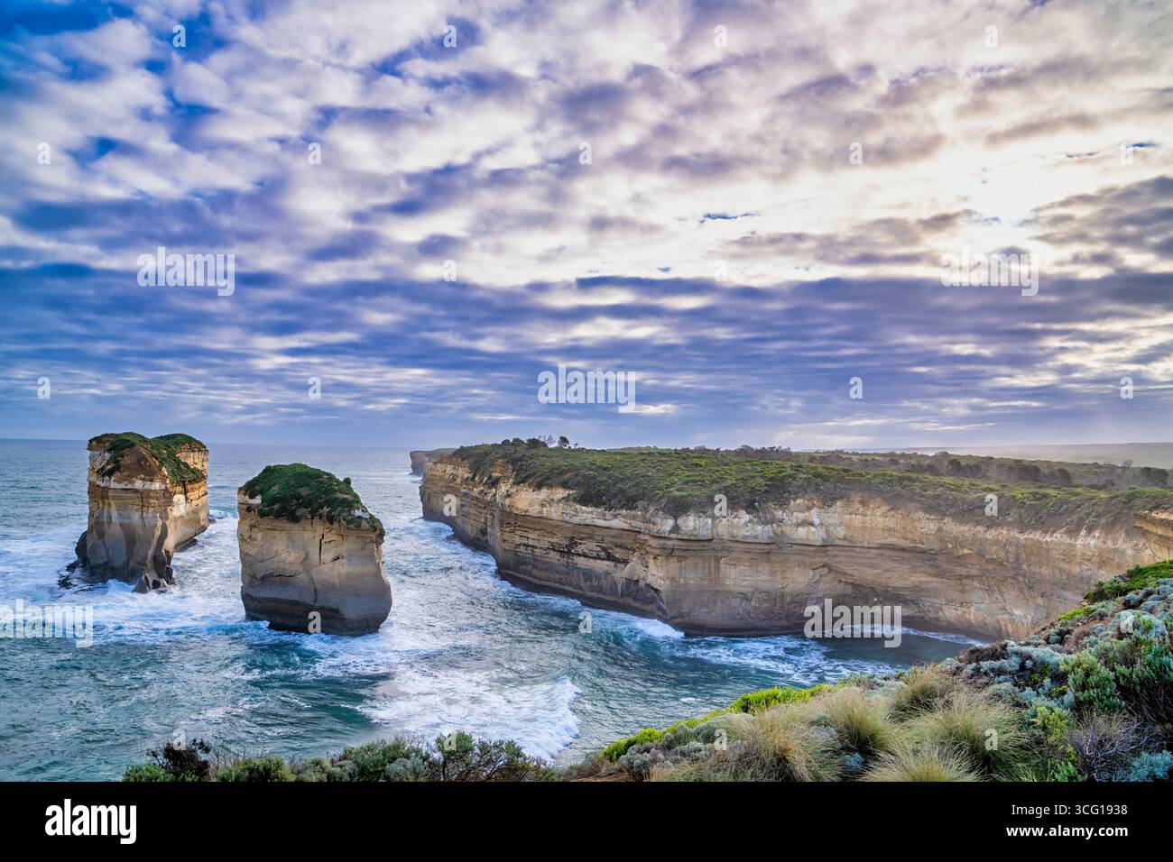 Felsformationen erheben sich aus dem südlichen Ozean an einer zerklüfteten Küste in der Loch Ard Gorge im Port Campbell National Park; Victoria, Australien. Stockfoto