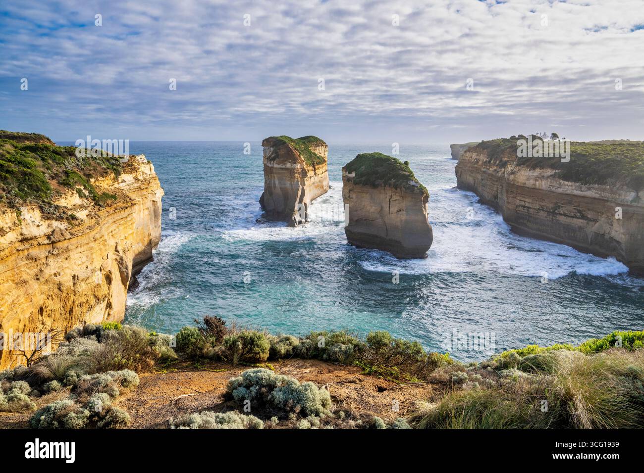 Felsformationen erheben sich aus dem südlichen Ozean an einer zerklüfteten Küste in der Loch Ard Gorge im Port Campbell National Park; Victoria, Australien. Stockfoto