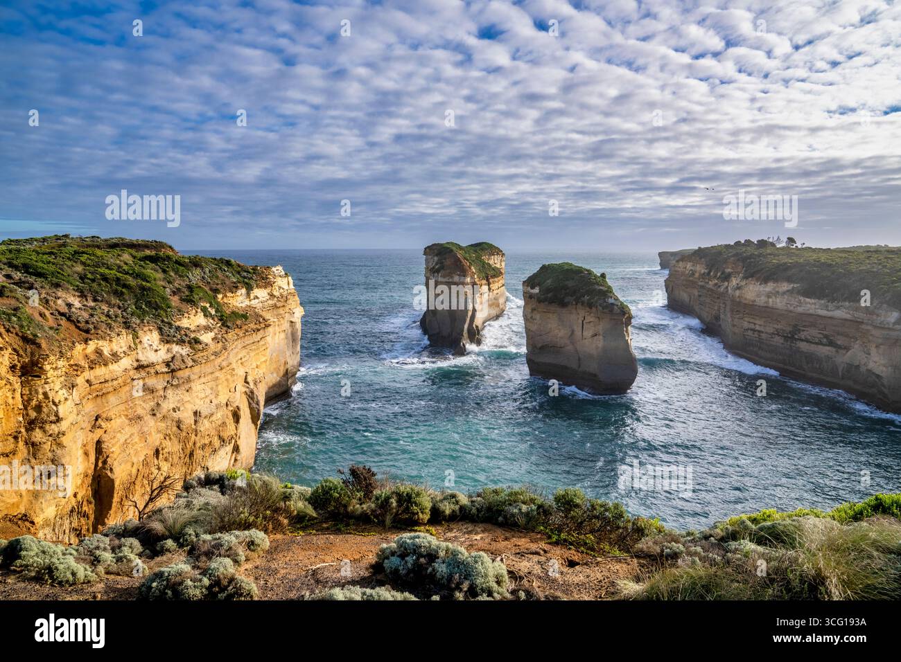 Felsformationen erheben sich aus dem südlichen Ozean an einer zerklüfteten Küste in der Loch Ard Gorge im Port Campbell National Park; Victoria, Australien. Stockfoto
