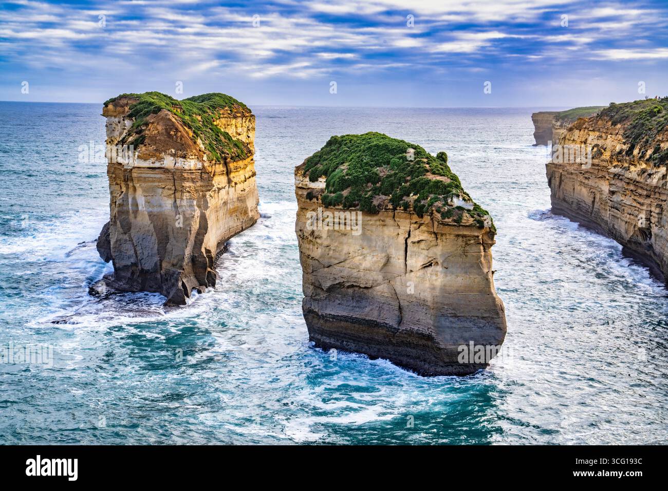 Felsformationen erheben sich aus dem südlichen Ozean an einer zerklüfteten Küste in der Loch Ard Gorge im Port Campbell National Park; Victoria, Australien. Stockfoto