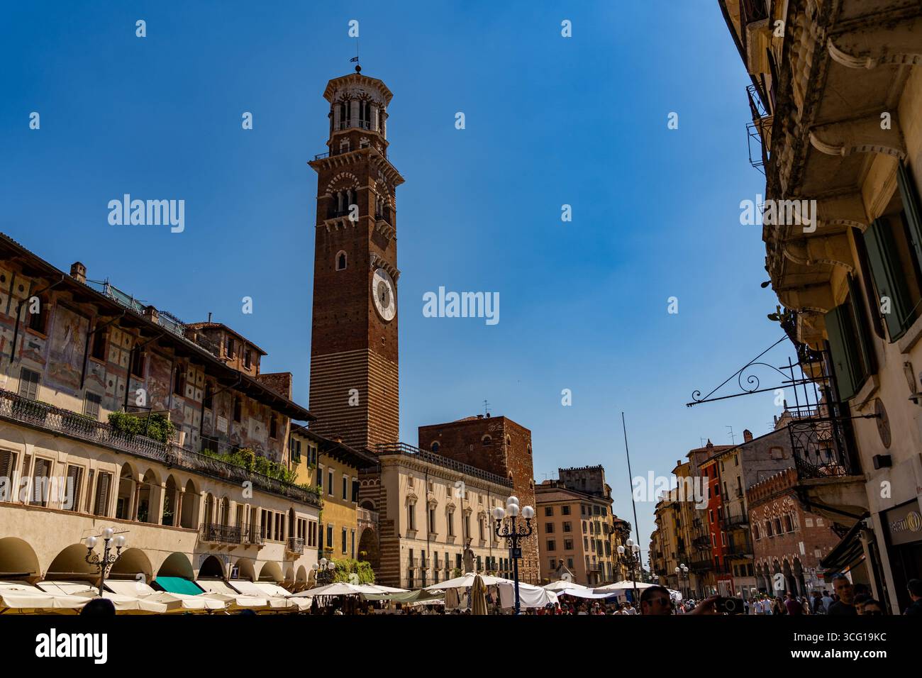Torre dei Lamberti Turm an der Piazza delle Erbe, Verona Stockfoto